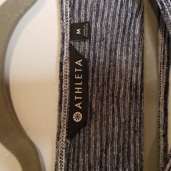 Athleta long sleeve grey top with back keyhole size Medium EUC - Picture 3 of 4